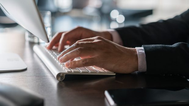 qyobo male hands laptop